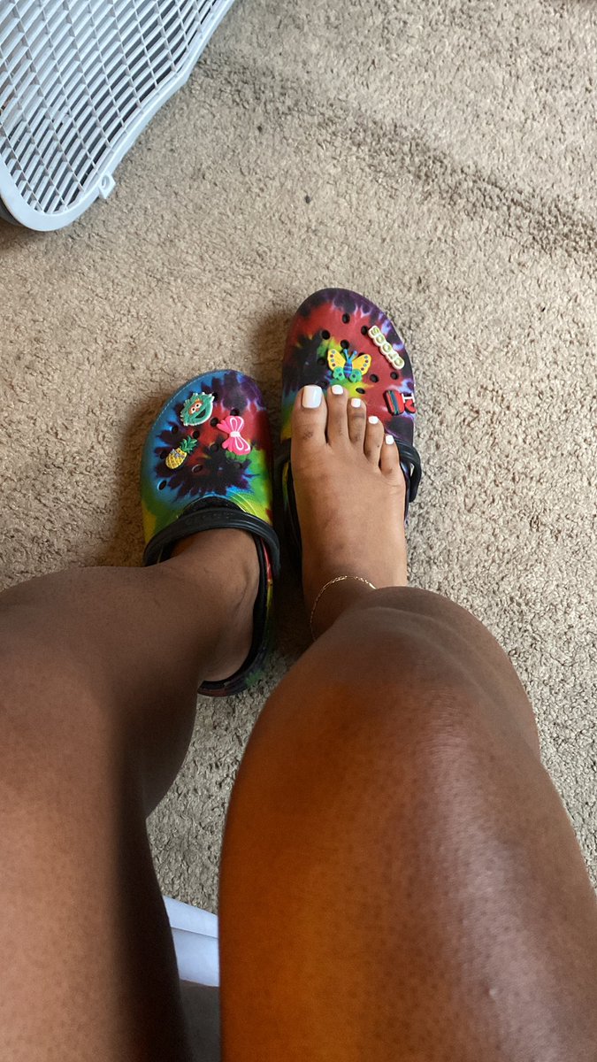 HunnyGTz's tweet photo. It’s my birthday y’all $caligurl101 #taurus #TaurusSeason #whitetoesallsumer #ilovemycrocs #feet #flatfooted https://t.co/AiJmW59U4F