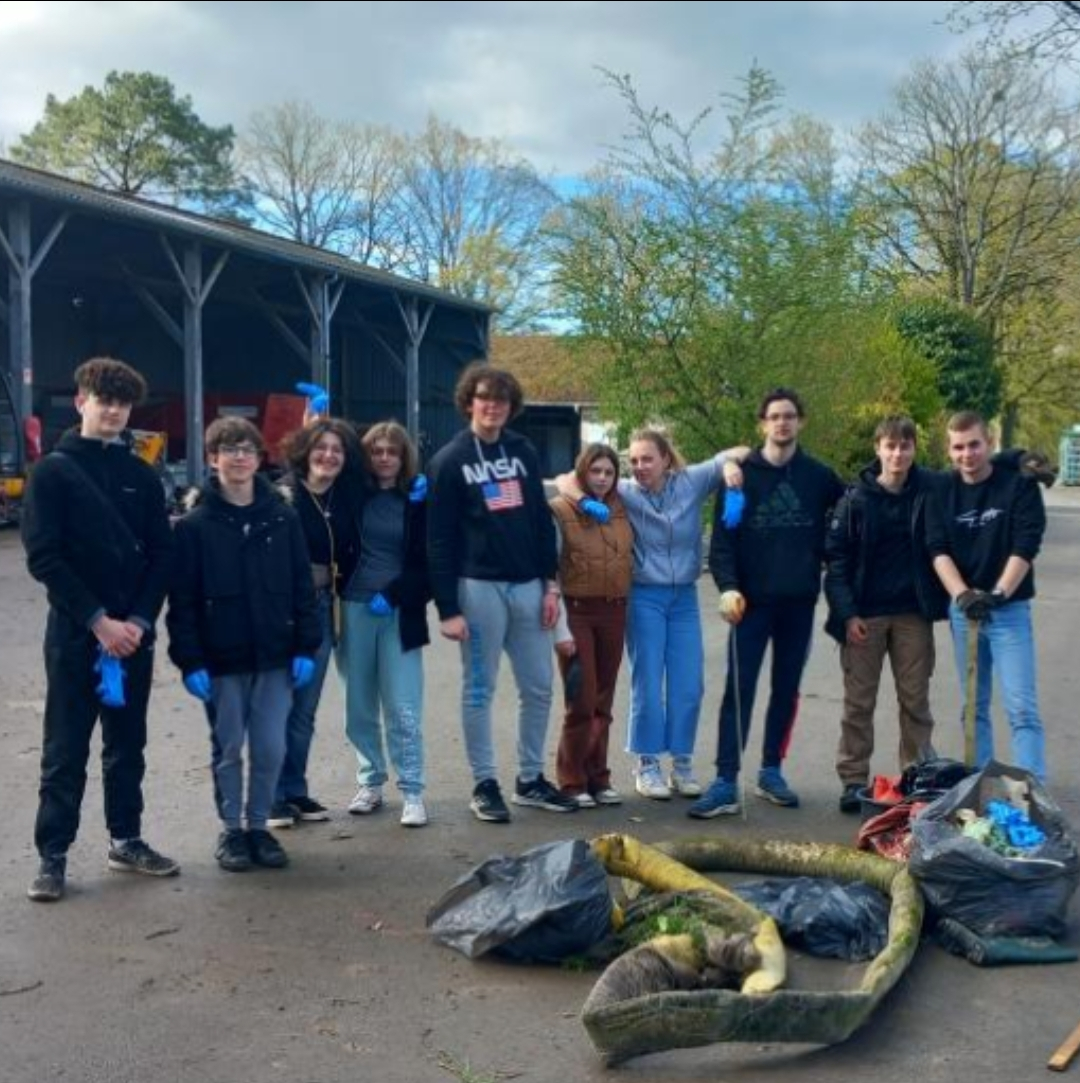 ♻️ Collecte de déchets organisée par Youna Gourbillon, #ecodéléguée, le jeudi juste avant les vacances. Elle a proposé aux élèves volontaires de ramasser les déchets sur tous les espaces du lycée, un soir après les cours. 👏 #déchets #environnement #laventureduvivant