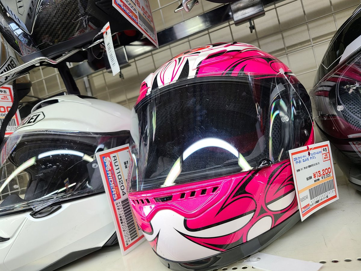 ugr_utsunomiya's tweet photo. こんばんは🌙見てください！
こんな鮮やかなピンクのヘルメット😍♡めっちゃ可愛くないですか❤️
目立つこと間違いなしっ！

#アップガレージ 
#バイク好きと繋がりたい 
#バイク女子と繋がりたい 
#OGK 
#FF5V
#GLAVE https://t.co/Xcoc1QJjTO