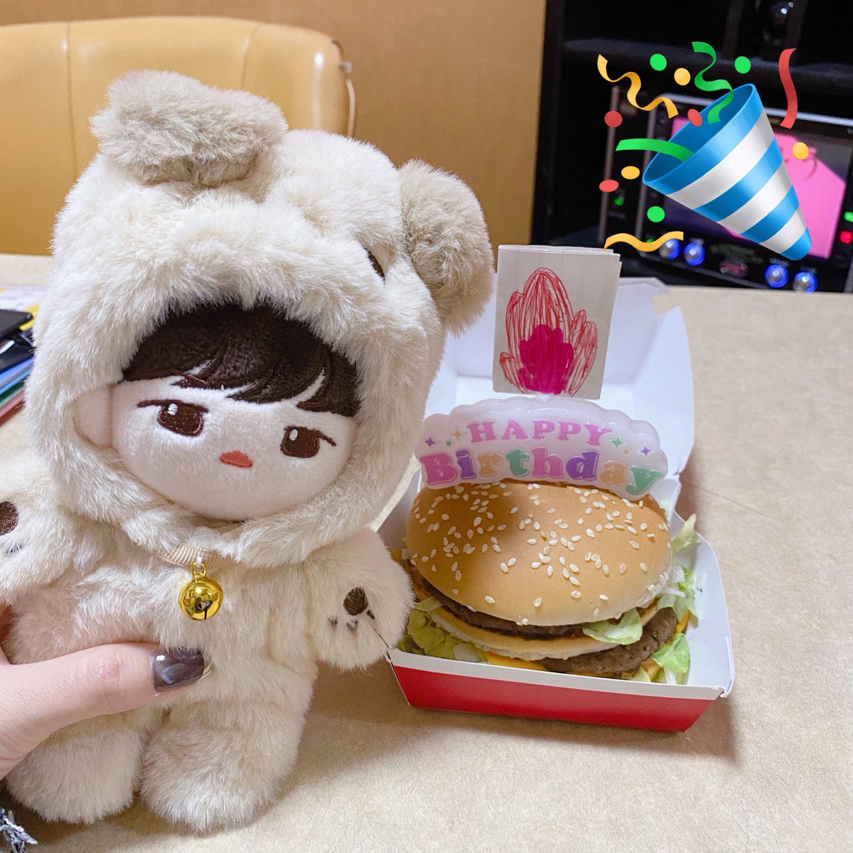 _j527's tweet photo. ジェファンくんのちょいはやバースデーはハンバーガーでお祝いしました🍔‼️
(ケーキ用意できなくてロウソク刺しただけ💦)
ハンバーガー見せた時の反応がかわいすぎた🤦🏻💖
最後なんて言ってるか分かんないけど😂💦
下手くそすぎ手書きファイヤー🔥もしっかり吹いてもらいました🫡

#kimjaehwan #김재환 https://t.co/RDofGXQST3