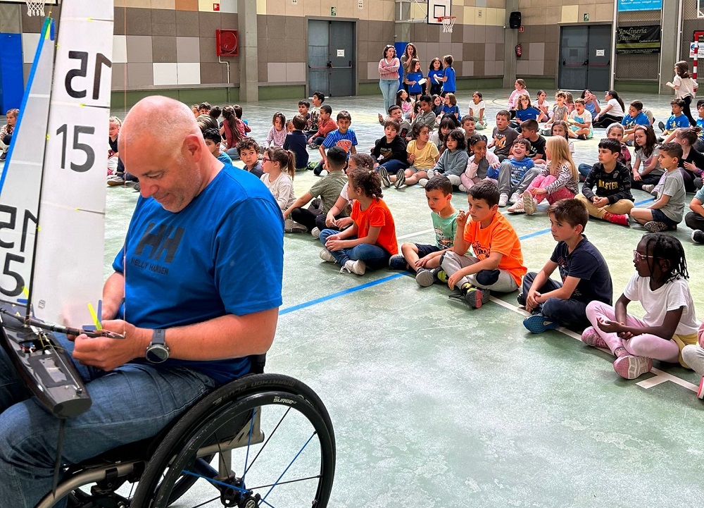Avui en el nostre regatista, Jordi Cargol ha fet una xerrada sobre la seva experiència com a regatista paralímpic, als alumnes de 1er, 2on i 3er de primària de l’escola la Salle de Palamós. Ha parlat de valors com el compromís, la constància, l’esforç, la responsabilitat.
