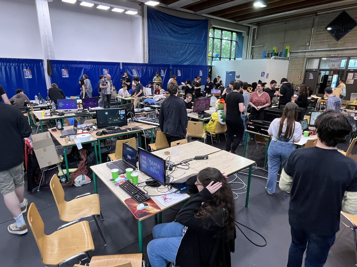 digitalwallonia's tweet image. ⏱ 48h, c'est le temps donné aux participants de la #GameJame #LaKiss pour développer en équipe un prototype de #JeuVidéo !

🎮 La compétition s'est déroulée du 5 au 7 mai 2023 à la Haute École Albert Jacquard à Namur.

🏆 Les 3 équipes lauréates ont reçu des entrées pour les