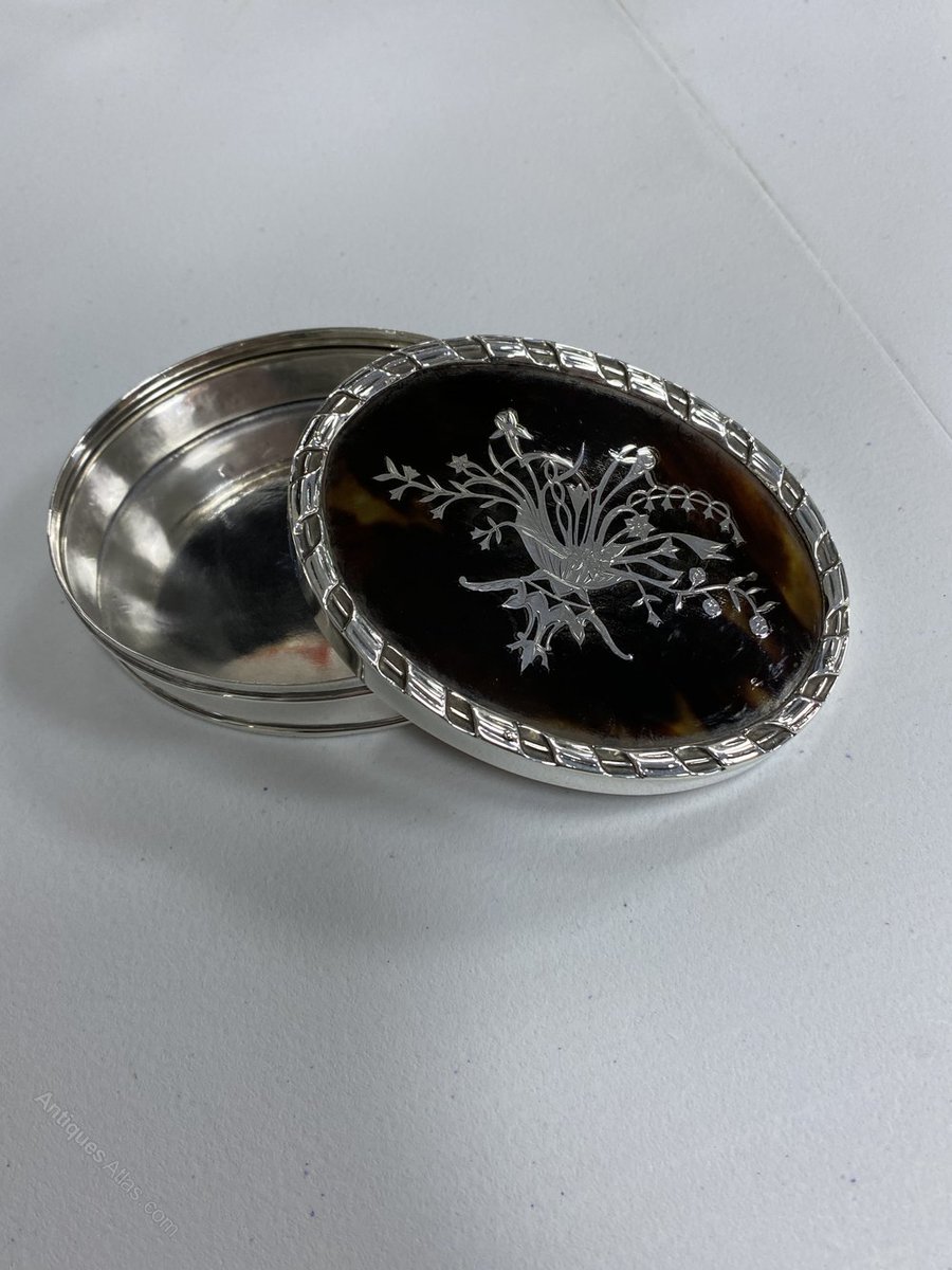 antiques_atlas's tweet image. For sale on Antiques Atlas is this #silver Piquework Tortoiseshell Box .Ldn 1927 antiques-atlas.com/antique/silver… #antiques listed by Pamela Goodwin Antiques  @ptcott #silverboxes 
#tortoiseshellbox #silverjewelrybox #piquework #tortoiseshellpique
