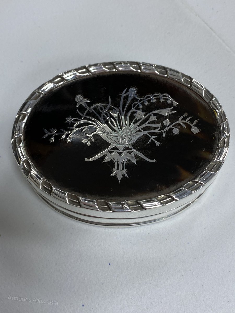 antiques_atlas's tweet image. For sale on Antiques Atlas is this #silver Piquework Tortoiseshell Box .Ldn 1927 antiques-atlas.com/antique/silver… #antiques listed by Pamela Goodwin Antiques  @ptcott #silverboxes 
#tortoiseshellbox #silverjewelrybox #piquework #tortoiseshellpique