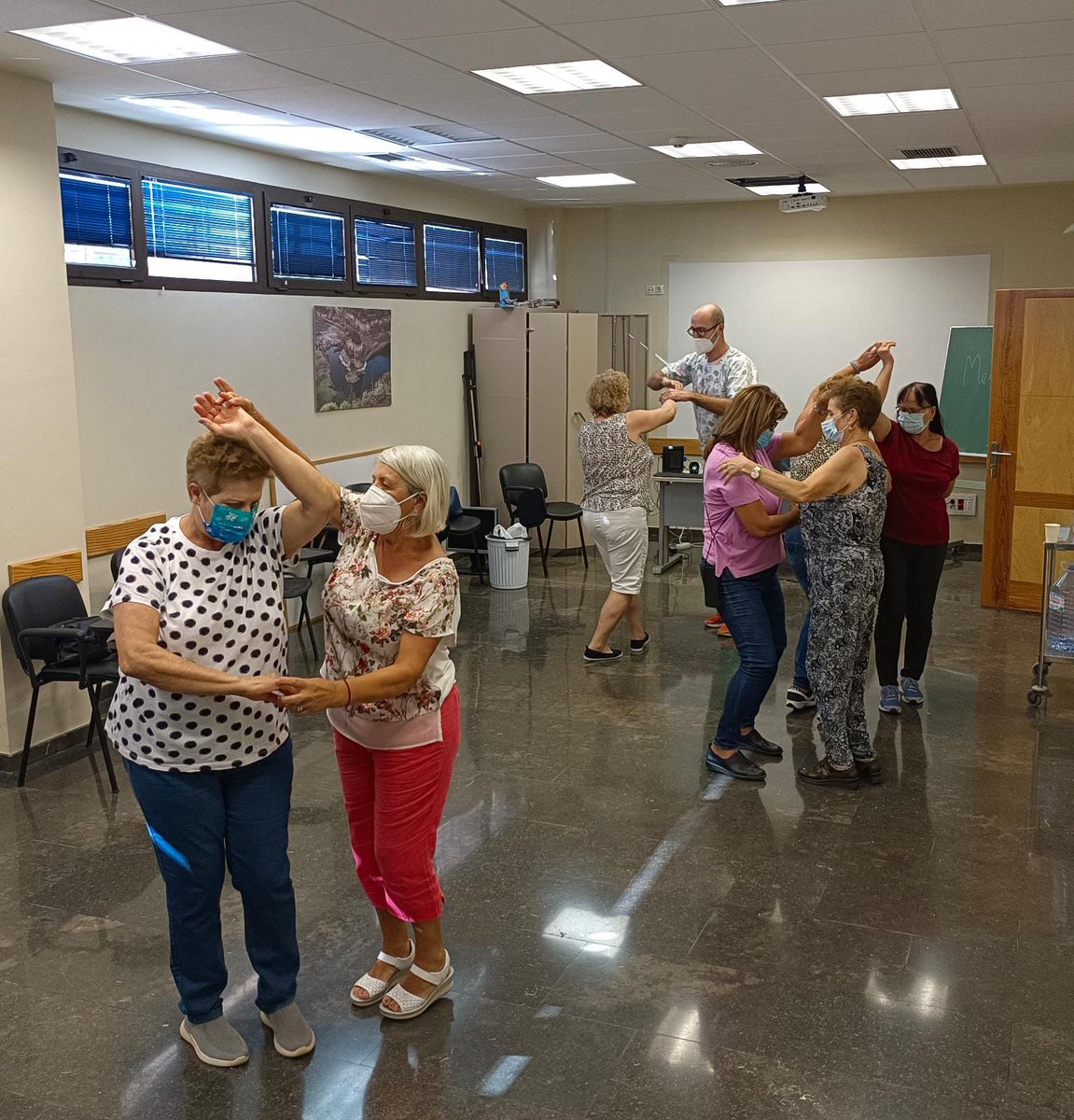 CentroDoctoral's tweet photo. Como cada jueves, ayer volvimos a encontrarnos en el #CSDoctoral con la #comunidad. Siguen nuestros #talleres para personas #cuidadoras, ayer tocó mover el cuerpo a rimo de bachata y el taller para las personas con #diabetes volvió a tocar el tema de la alimentación #prevencion https://t.co/EUDJTpe7c6