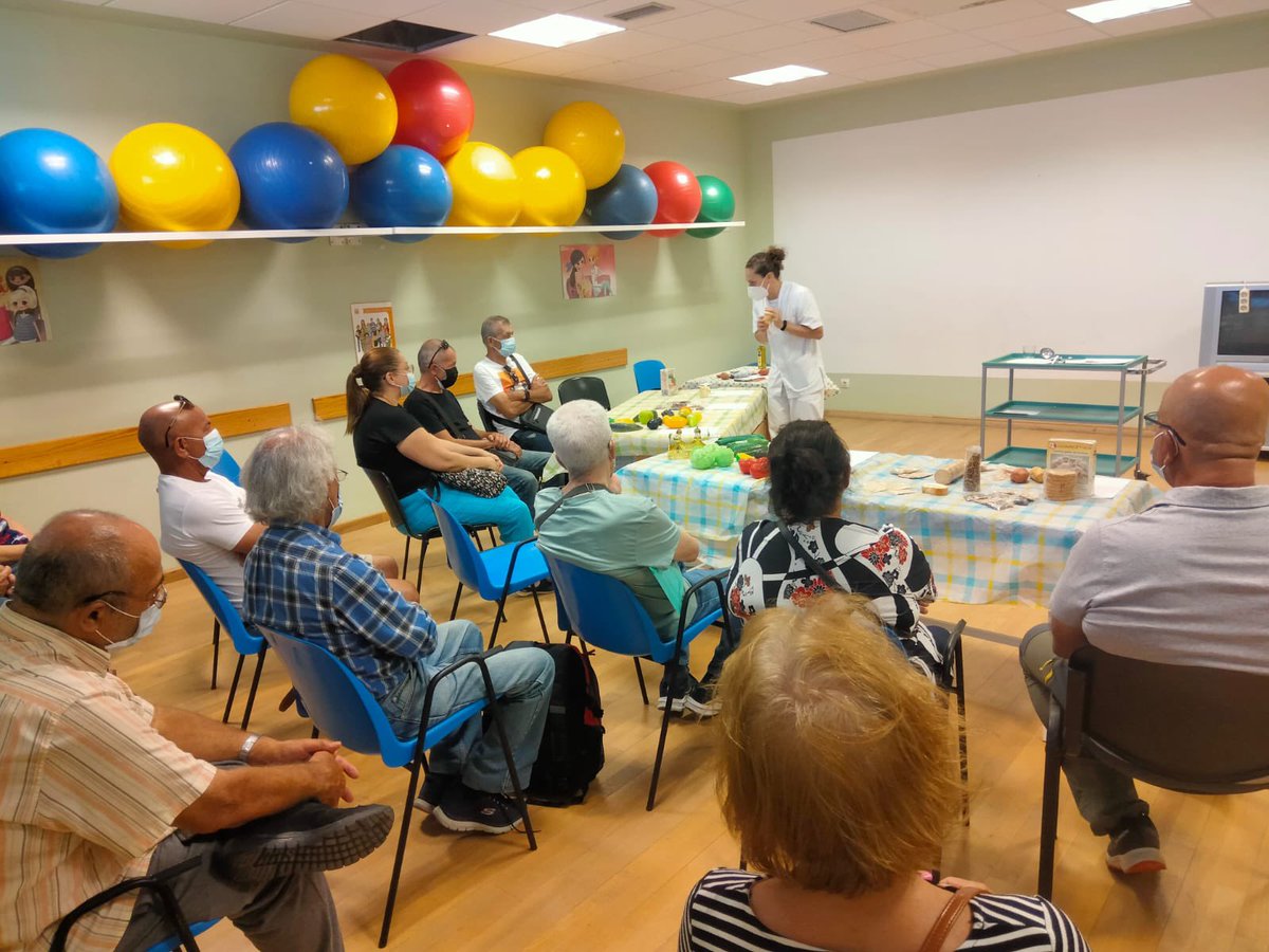 CentroDoctoral's tweet photo. Como cada jueves, ayer volvimos a encontrarnos en el #CSDoctoral con la #comunidad. Siguen nuestros #talleres para personas #cuidadoras, ayer tocó mover el cuerpo a rimo de bachata y el taller para las personas con #diabetes volvió a tocar el tema de la alimentación #prevencion https://t.co/EUDJTpe7c6