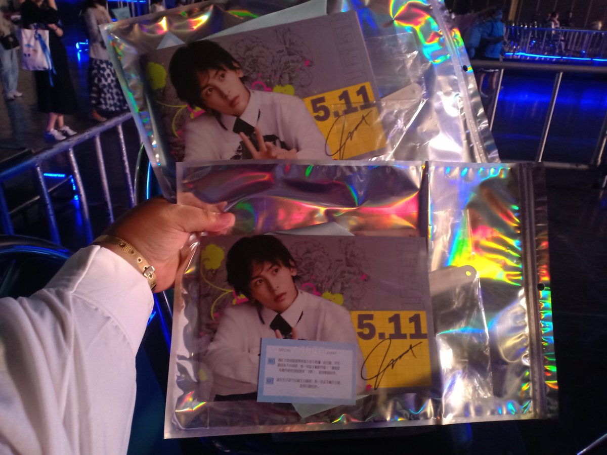 Pachzii3's tweet photo. ขอแจกของที่ระลึกในงานคอน 1 ชุดค่ะ 
กติกา
รีทวิต
บอกความรู้สึกที่ฮั่นมาคอนในครั้งนี้ค่ะ
แอดจะสุ่มจับและประกาศวันพรุ่งนี้นะคะ😍😍😍😍💙💙💙💙💙

#จางเจ๋อฮั่น 
#Zhanzhehan https://t.co/nrVeqF83m4