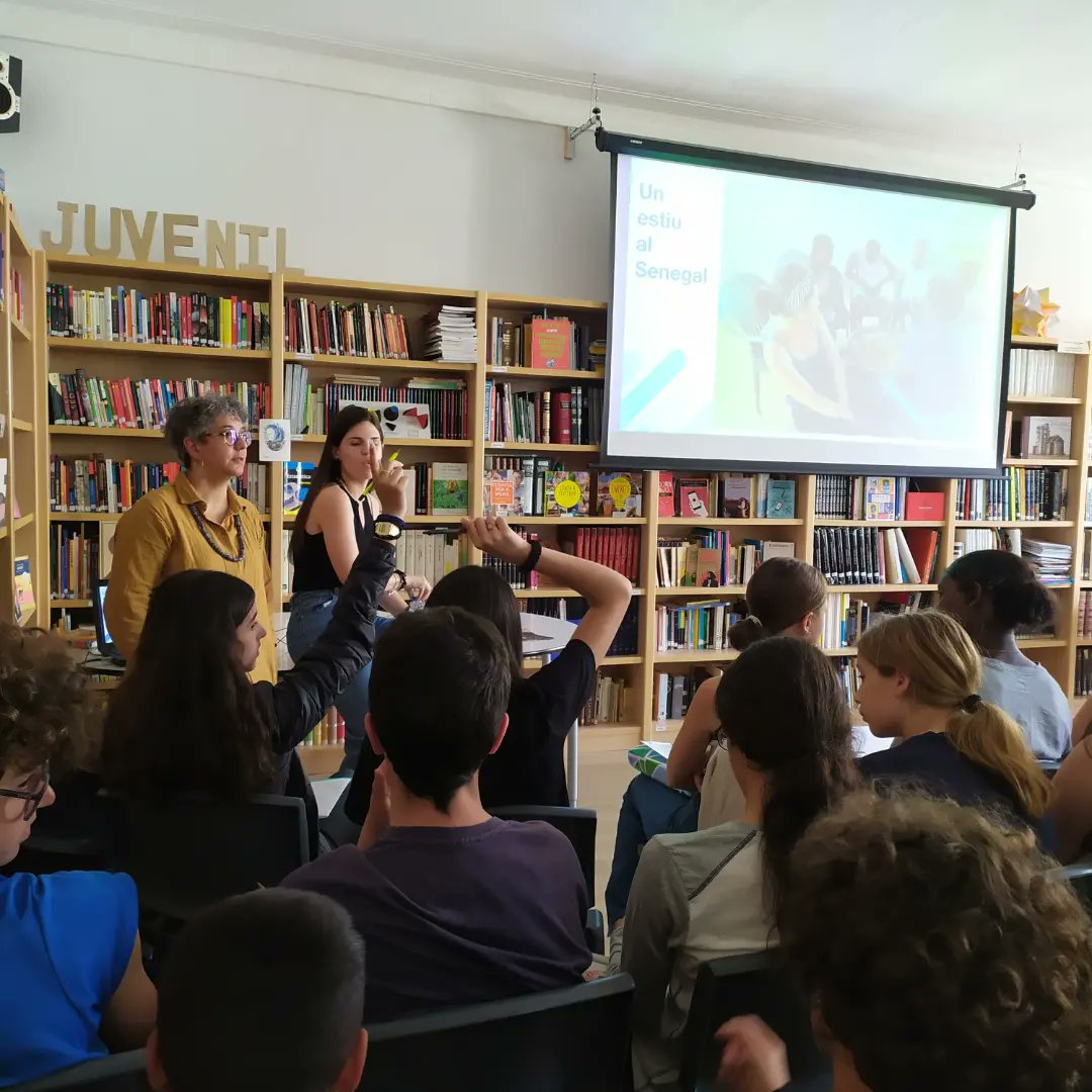 La Ruth de @caminsfundacio i l'Alba, voluntària internacional a Senegal, han explicat a l'alumnat de 2n d'ESO per què és important la cooperació internacional, i de quina manera es fa des de la fundació. 
👉2n està fent un itinerari per conèixer diferents realitats. 
#summem