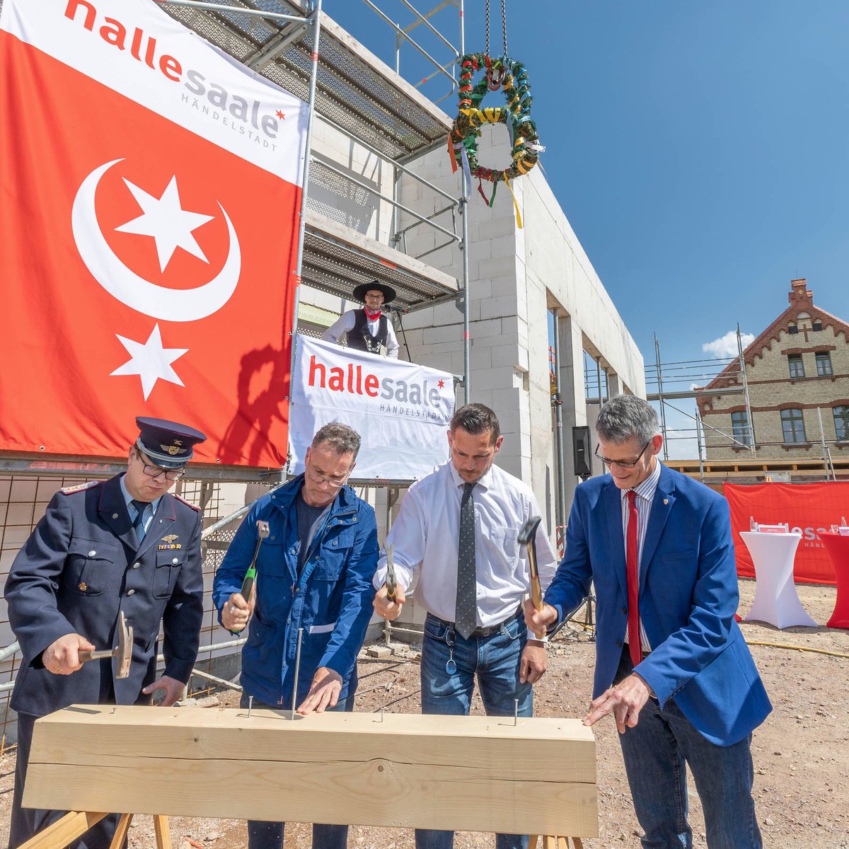 Am heutigen Freitag konnte die Freiwillige Feuerwehr Lettin gemeinsam mit Bürgermeister Egbert Geier Richtfest für ihr neues Gerätehaus feiern. Die Stadt Halle (Saale) investiert 2,8 Millionen Euro – komplett aus städtischen Eigenmitteln.