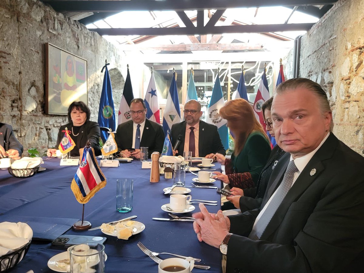 Arnoldo André (@arnoldoandret) on Twitter photo Los cancilleres y representantes de los países miembros del <a href="/sg_sica/">SICA - Sistema de la Integración Centroamericana</a> participamos este viernes en una presentación de la Secretaría General sobre la situación de la región ante las relaciones con socios extra regionales, como la Unión Europea. Los cancilleres y representantes de los países miembros del <a href="/sg_sica/">SICA - Sistema de la Integración Centroamericana</a> participamos este viernes en una presentación de la Secretaría General sobre la situación de la región ante las relaciones con socios extra regionales, como la Unión Europea.