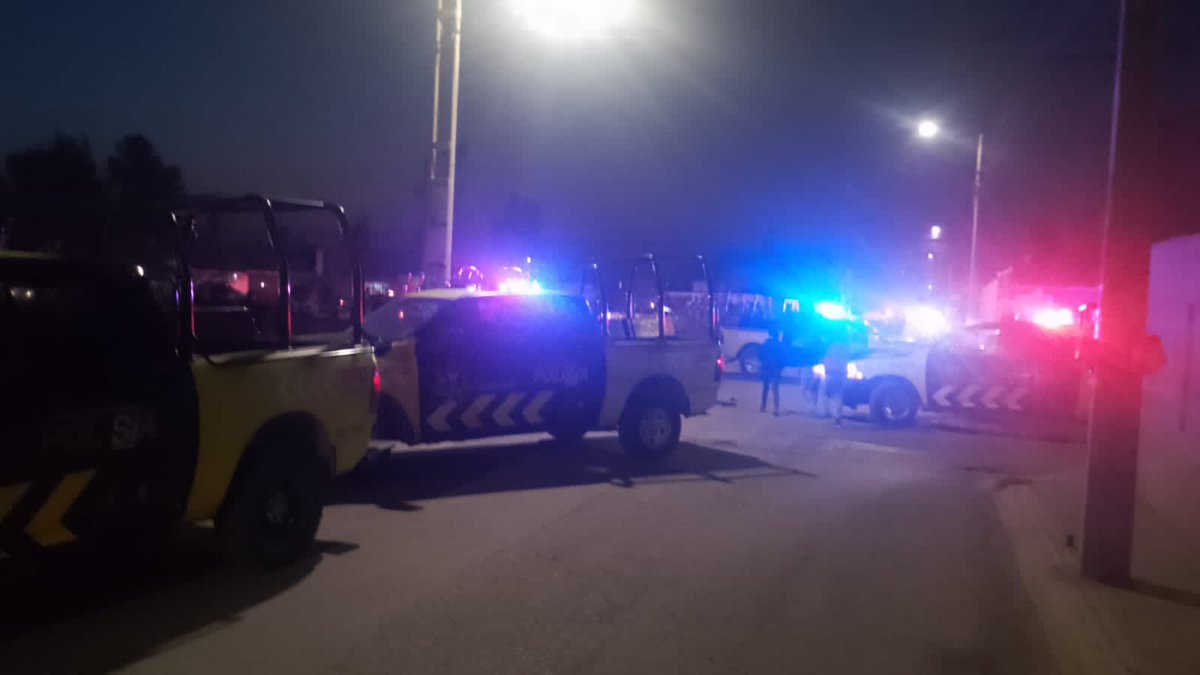 laroja_mx's tweet photo. #LaRoja #SLP #AmargoDespertar #FelizViernes Policía municipal da versión de la “pelotera” matutina en el oriente de la ciudad, informa q la madrugada d este viernes, se reportó al Sistema de Emergencia detonaciones de arma de fuego en la colonia Los Silos. https://t.co/rawN60o4bj