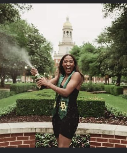 rocio2k's tweet photo. Congrats @MeganKissi_09 
#baylorgrad https://t.co/VQeicjheGG