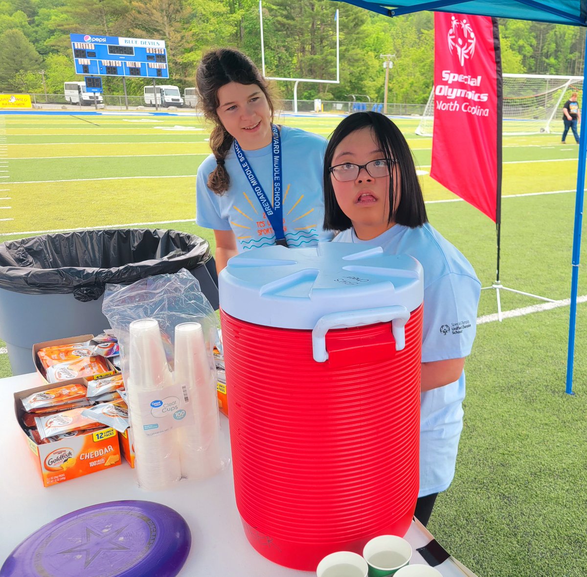 CarrieNorris76's tweet photo. Likely the best hour of my week. @TransylvaniaSch Special Olympics is happening now @BrevardHS 💙🧡😊 https://t.co/mMwUazZPsn