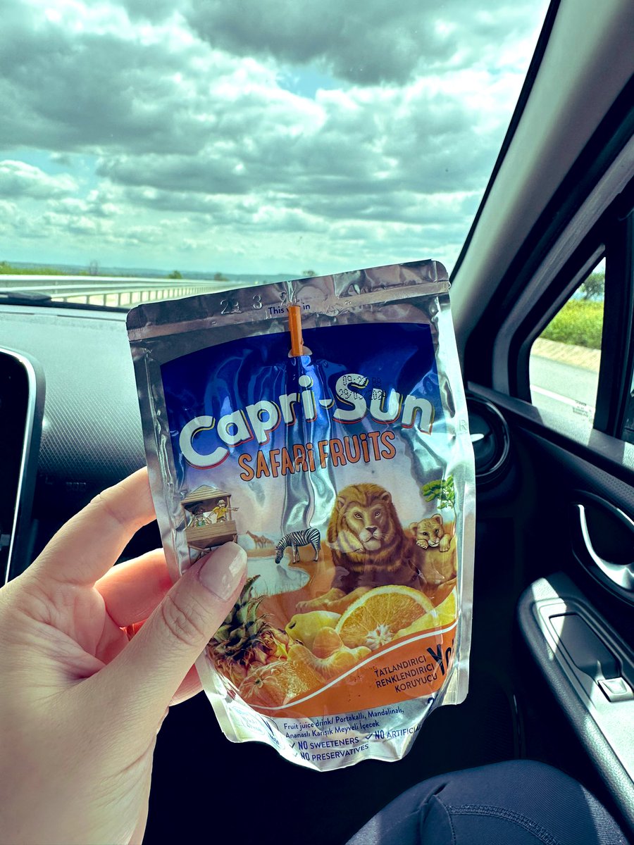 Gamzeee23's tweet photo. Yılların koskoca Capri - Sun markasının ingilizce büyük i harfini noktasız yazmaya dikkat etmemesine takıldım bugün de 😮‍💨 https://t.co/6NbkEfOBXG