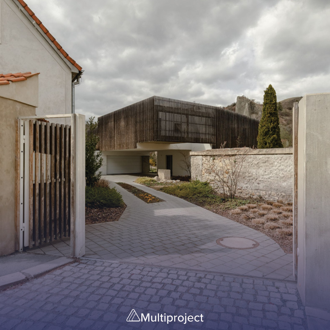Multiprojectltd's tweet image. This family home in #CzechRepublic, designed by ‘RO_AR’ studio, holds a concrete &amp;amp; grass roof. The interior holds an #ExposedStructure whilst it’s exterior blends with its wildlife surroundings, together forming a #CohesiveLook.

📷 Image Reference: RO_AR

bit.ly/3LYrPay