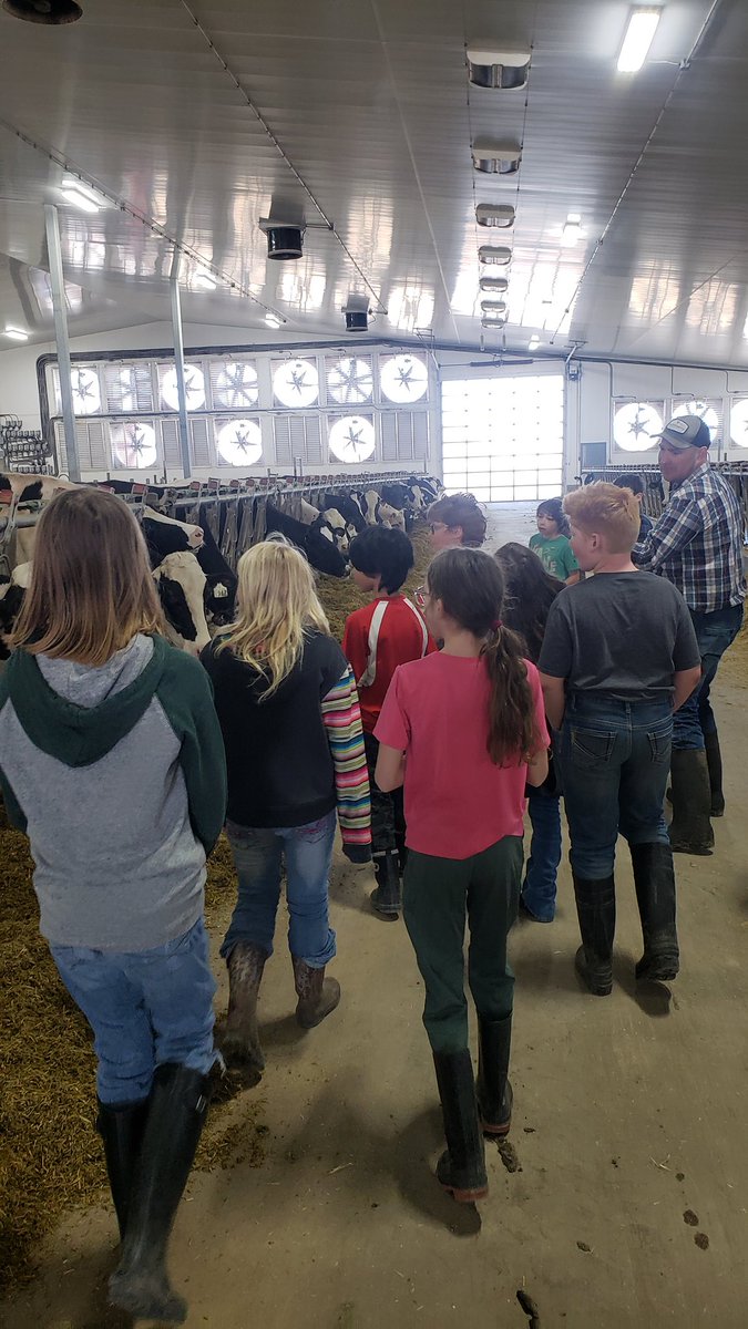 MrsShowers56's tweet photo. 🐄🥛 Last week we toured Kenbert Acres dairy farm. Such a neat place! It was a perfect fit to our agriculture unit in Social Studies! 🐄🥛 @drakeschoolsk https://t.co/1G4FBvbT1u