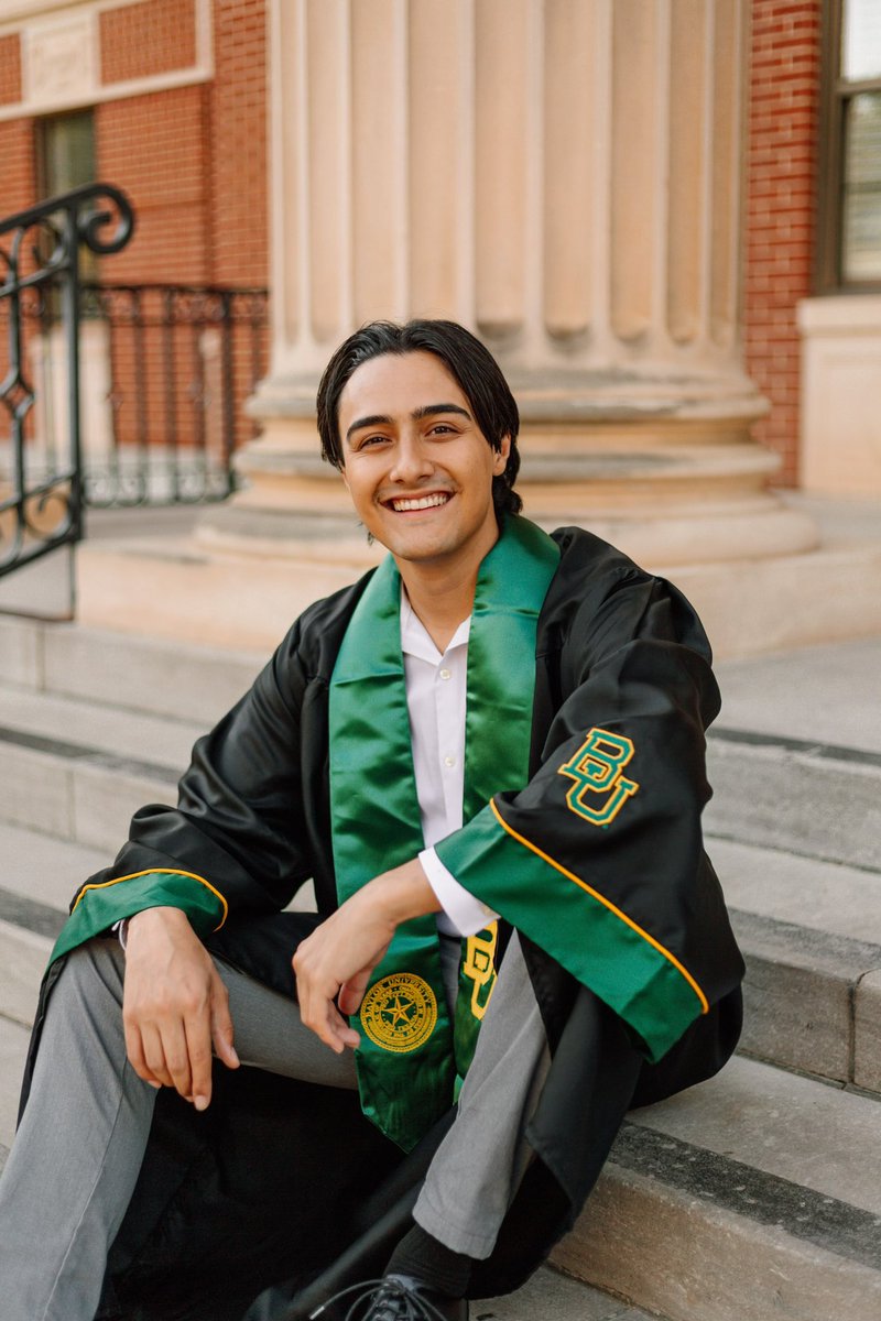 rhandsv's tweet photo. #BaylorGrad🐻🎓 https://t.co/SwSyrZ0PCy