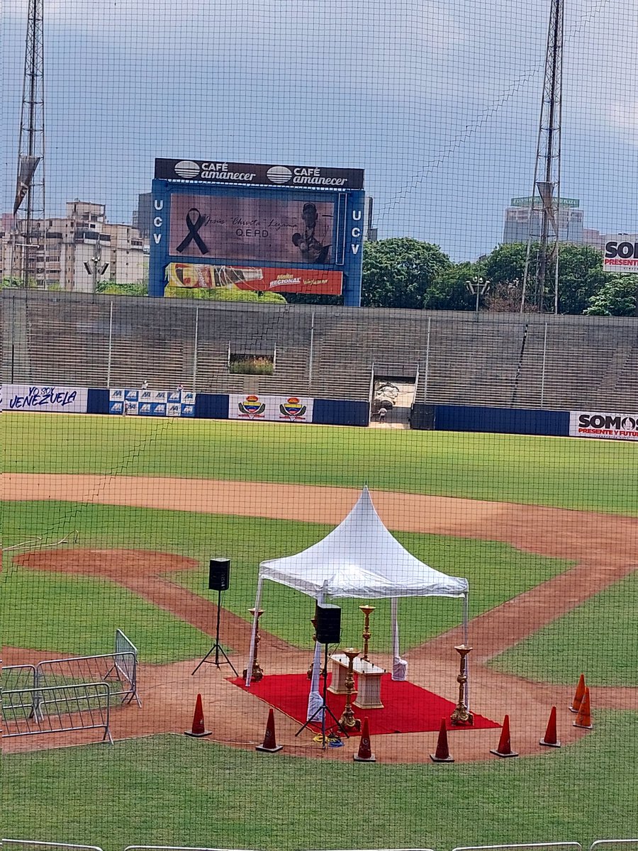 Meridianoonline's tweet photo. Despedida de un icónico fanático🤍

Hoy se estará llevando a cabo un homenaje para Jesús 'Chivita' Lezama en el Estadio Universitario de Caracas. 

Su último adiós junto a sus familiares, amigos y fanáticos. https://t.co/EXBPz4Fhyi