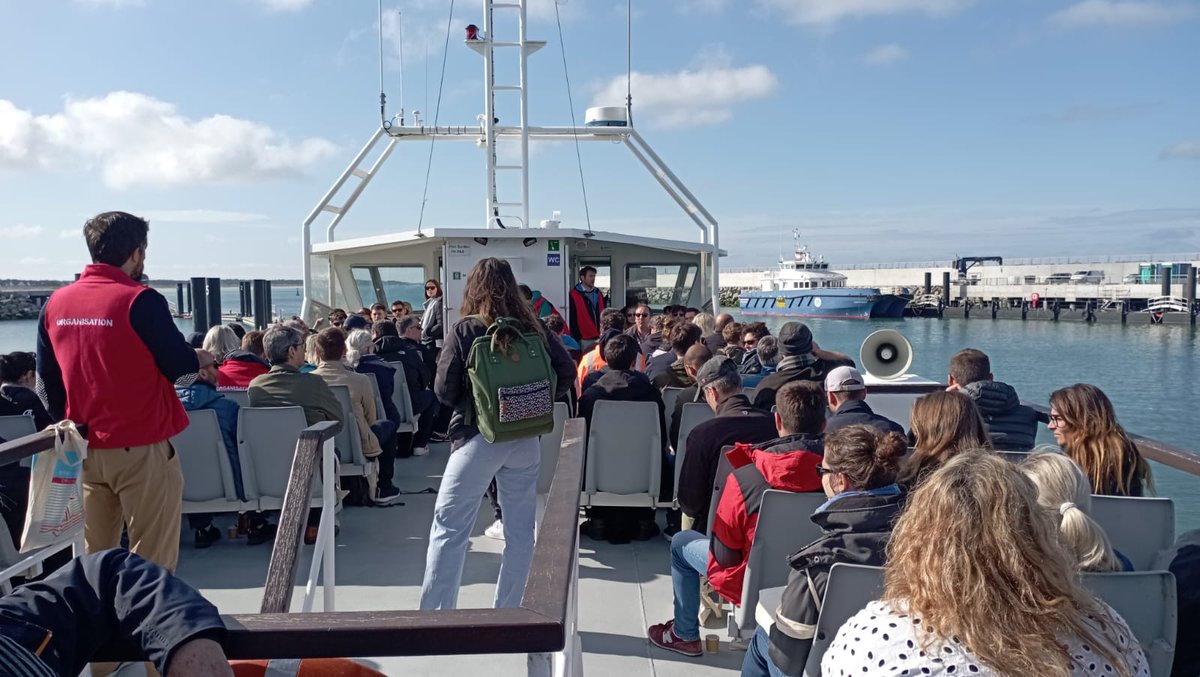 CentraleNantes's tweet photo. Visite technique ce matin du site d'essais en mer #SemRev dans le cadre de l'évènement @FOWTEvent, dédié à l’éolien flottant.
Une centaine de participants ont embarqué sur le bateau pour découvrir le cycle de vie d'un démonstrateur au large du Croisic. https://t.co/vw1BfuufKr