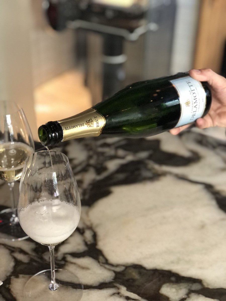 Los viernes son para celebrar, aquí tres ingredientes : Champagne @SalonDelamotte , las delicias de @Taberna_Arzabal y las mejores copas de @riedel_spain con la serie performance. #felizviernes #vilaviniteca #champagne