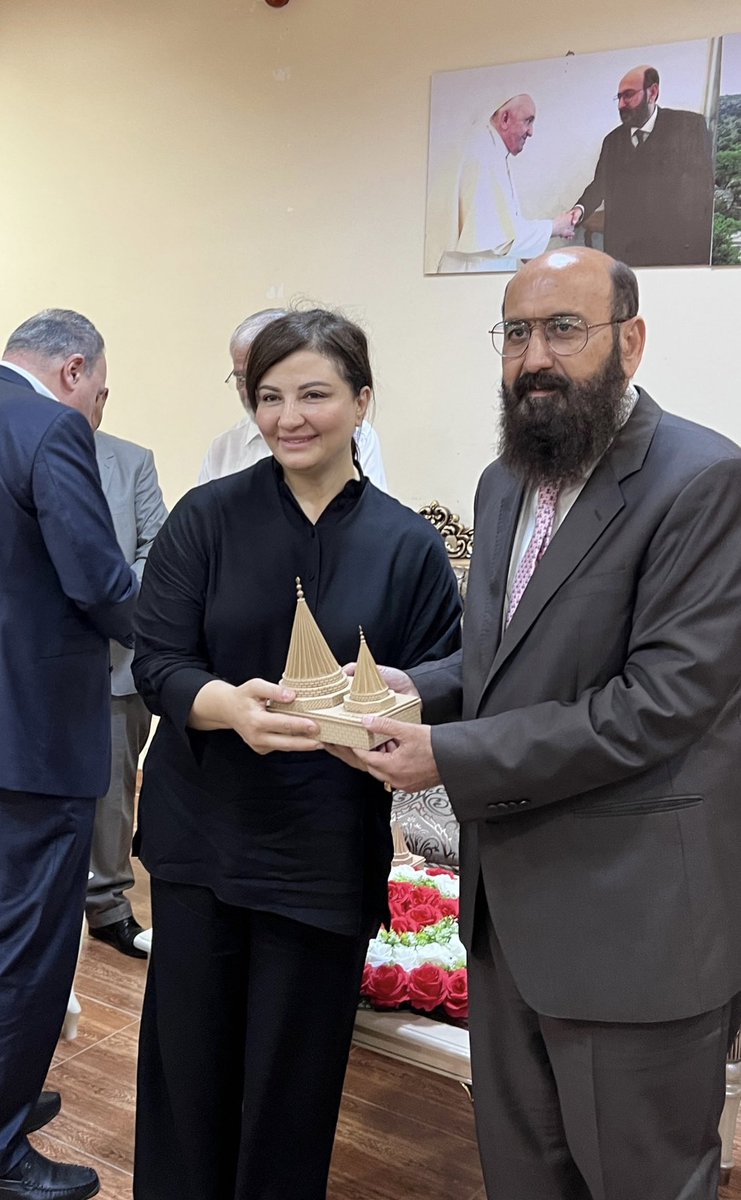 Îro li Laleşê, ji aliyê Mîrê Êzîdiyên Dinyayê Mîr Hazimê kurê Mîr Tehsîn Beg ve hatim pêşwazîkirin. Spas ji bo mêvanperweriya wî...

#laleş #mîrhazim