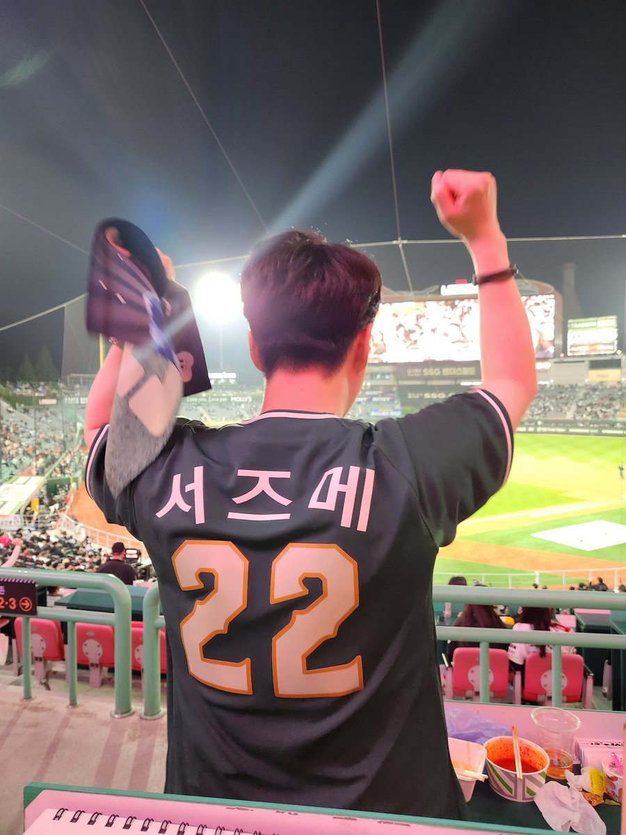 0201joowon's tweet photo. 랜더스필드 시구를 다녀왔습니다😇
"서즈메의 문단속" 주연, 서진용 선수에게 시구 연습도 받고😭 단지 야구를 좋아하는 한 사람이었을뿐인데.. 이렇게 크나큰 소중한 추억이 생기다니 아직도 믿기지가 않네요😂 영원하라 랜더스여👆❤️‍🔥💚
#SSGLANDERS #스즈메의문단속 #소타  #서즈메 #정주원 #💚 https://t.co/zM1pYS0iLq