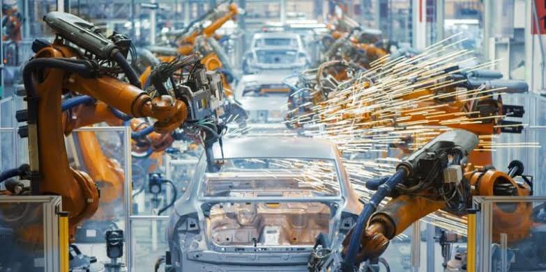 El nearshoring es crucial para México. Al atraer inversión extranjera y fomentar la colaboración con países cercanos, México fortalece su economía, crea empleos y fomenta el desarrollo tecnológico. El nearshoring impulsa la competitividad del país al ofrecer costos laborales más