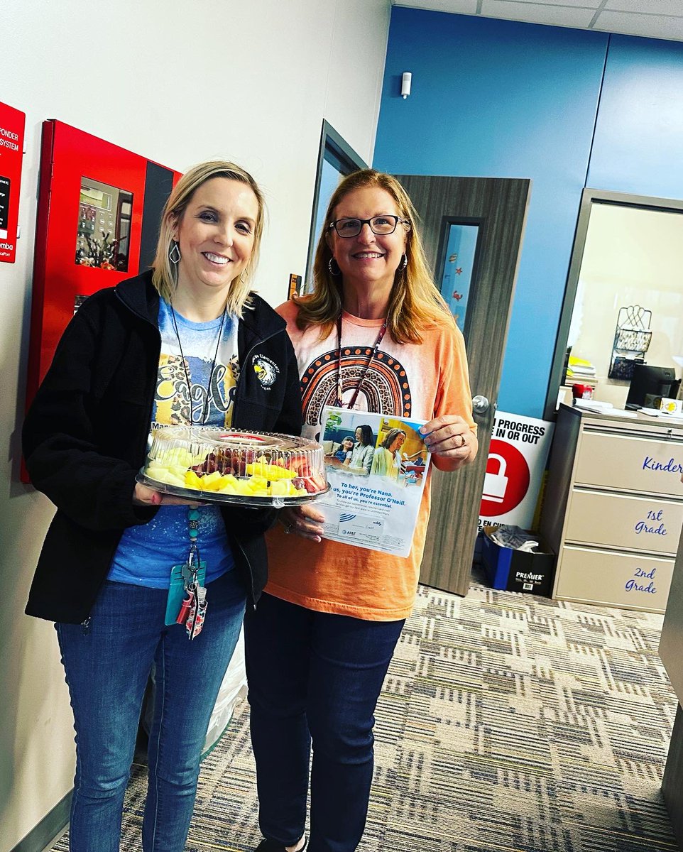 Texas City and Deer Park out here treating our teachers with some amazing fresh fruit. #teacherappreciationweek #appreciation #att #mobilyllc #winlocal #weliveourteachers <a href="/CanasofSTX/">Angela Cañas</a> <a href="/OcampoSTX/">locampo_stx</a> <a href="/MobilyDH_ATT/">DHernandez-Mobily</a>