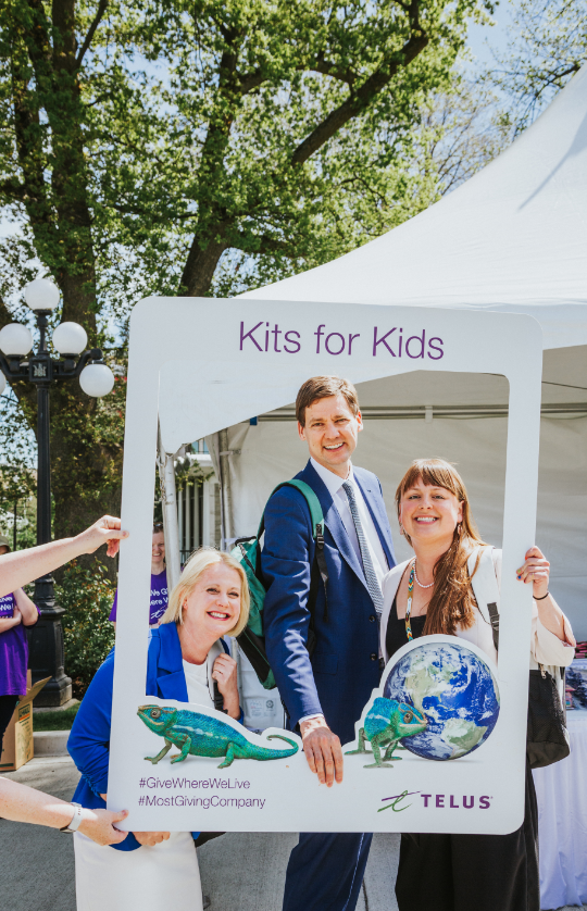 TELUS's tweet photo. #TELUSDaysofGiving is spreading the love 💜 We’re proud to team up with #BCleg MLAs for another round of #KitsForKids!🙌🎒 Since 2006, we’ve donated over 200,000 kits across 🇨🇦, and this year we're excited to distribute 19,000 kits to youth in need through community groups and the gov't.
@Dave_Eby @lisabeare @BrittnyAnderso @henryyaomla