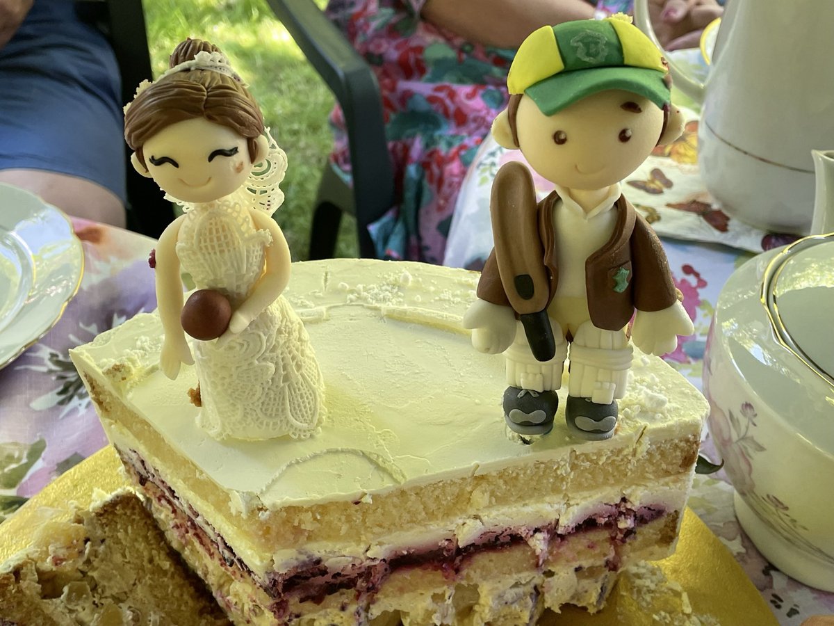 MunichCC's tweet photo. @WarsawHussarsCC Not the only one. This was on my wedding cake in Kielce last year! https://t.co/img0Pm9hDl