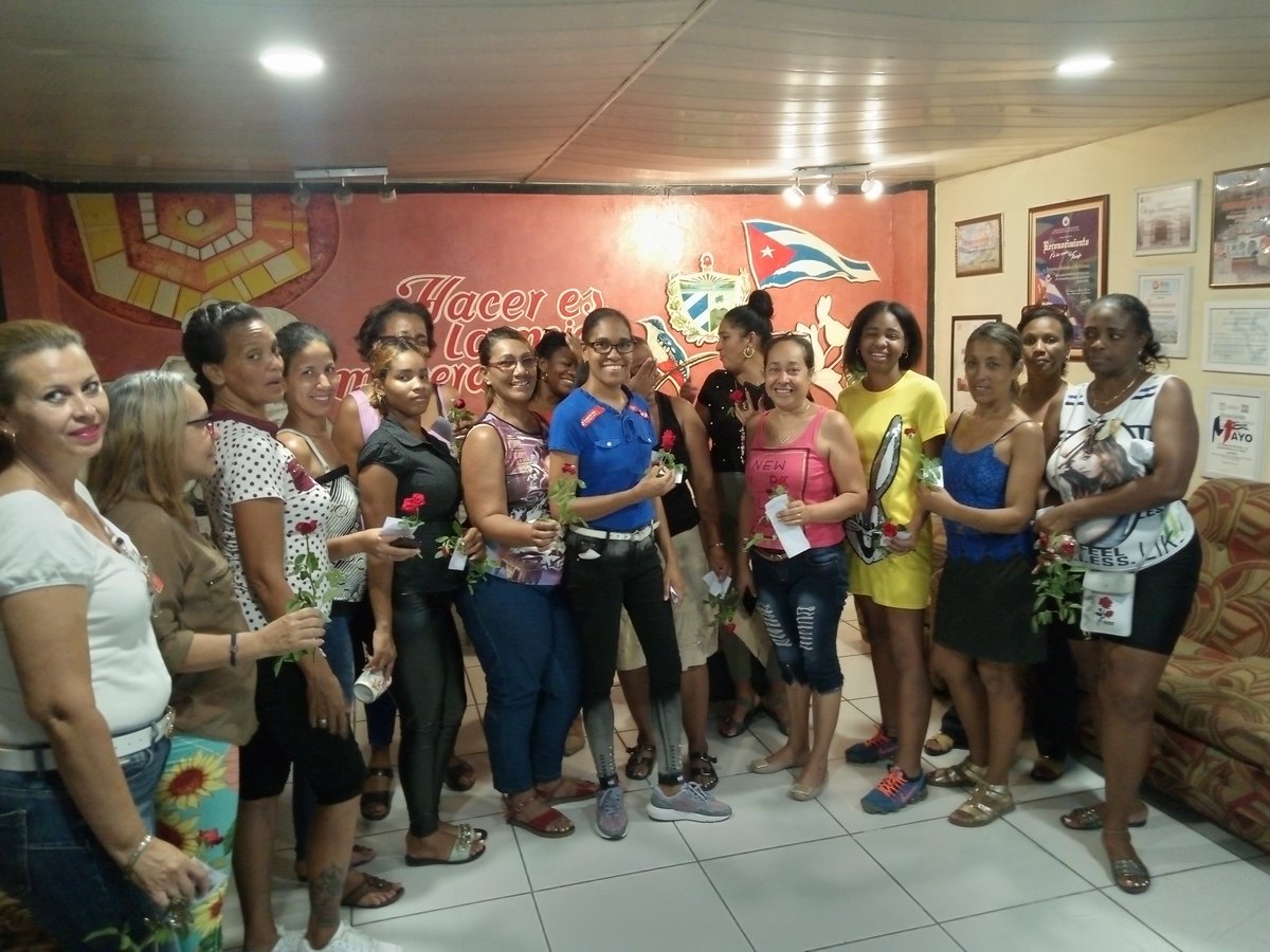 JeanLorente1's tweet photo. Los trabajadores de la EMBER #SantiagodeCuba realizándoles un homenaje a sus compañeras por el día de las madres.
Gracias por la fuerza que enaltece a nuestros corazones.
#Geia
#FelizDiaDeLasMadres https://t.co/5eTvASU5TH