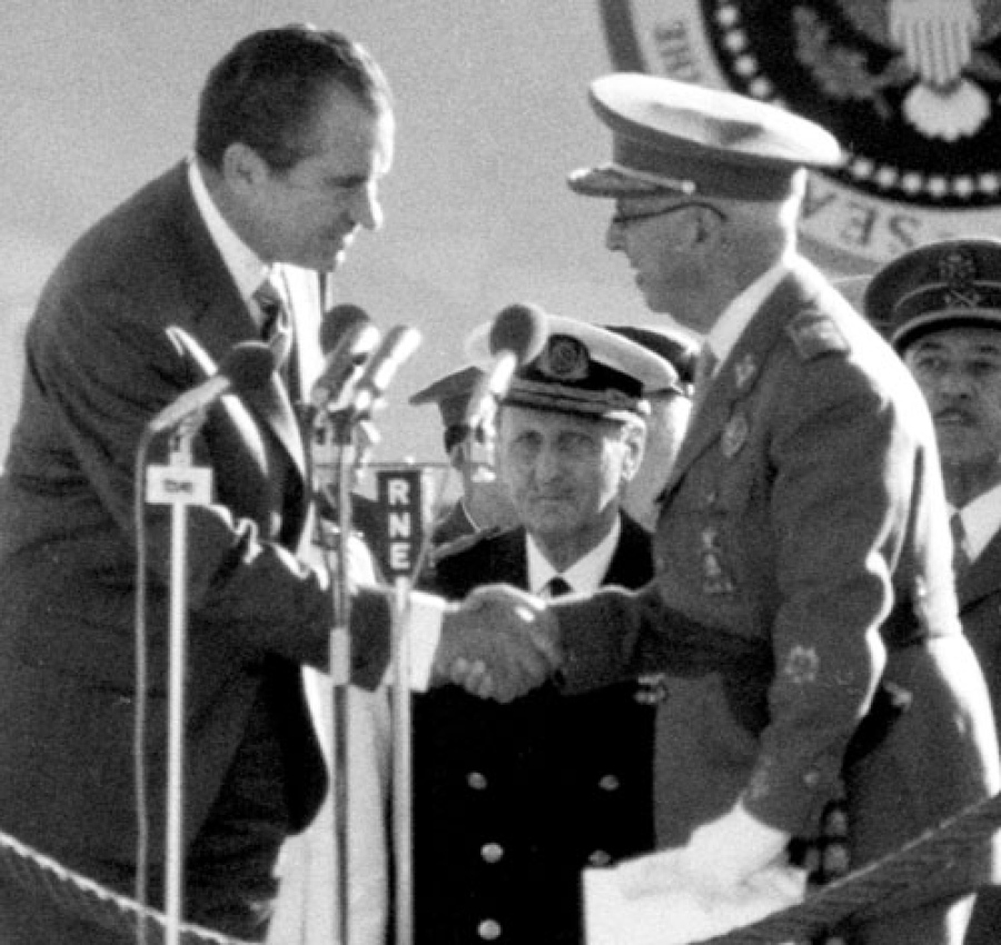 GuillermoRocaf1's tweet photo. #Franco con los tres Presidentes de los EEUU que visitaron España (Eisenhower, Nixon y Ford).
Fotos en el aeropuerto de Barajas, con el "Aire Force One" de fondo. 
Una época donde los Presidentes de los EEU venían a España a reunirse con el Jefe del Estado español.
Ahora @sanchezcastejon va a los Estados Unidos a humillarnos y lo reciben en el aeropuerto los diplomáticos españoles. Qué imagen +patética.