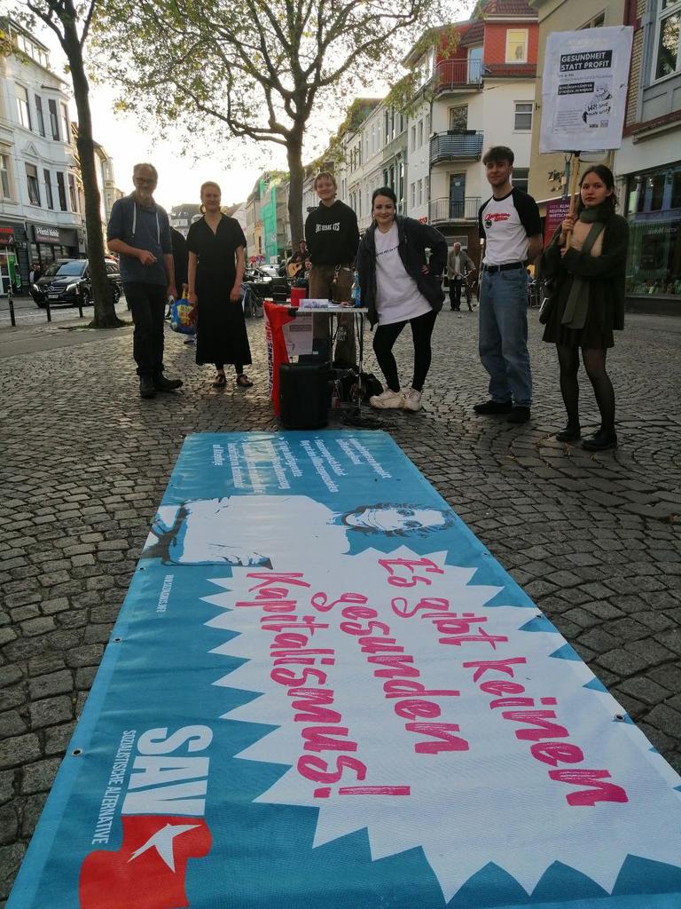 SAVBremen's tweet photo. "Es gibt keinen gesunden Kapitalismus!"

Zum #TagderPflege waren wir heute auf dem Ziegenmarkt im Viertel.

Wir senden Solidarische Grüße an alle Arbeiter*innen in der Pflege. ❤️

#hb1205 https://t.co/jnHpnKOoJK