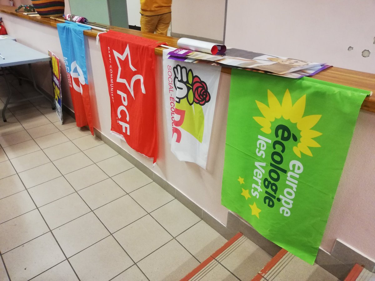 Nupes6912's tweet photo. 🏨 Un public nombreux rassemblé ce soir pour discuter de l'urgente situation de l'hôpital publique. 🚨 https://t.co/8r2gCrSM1A