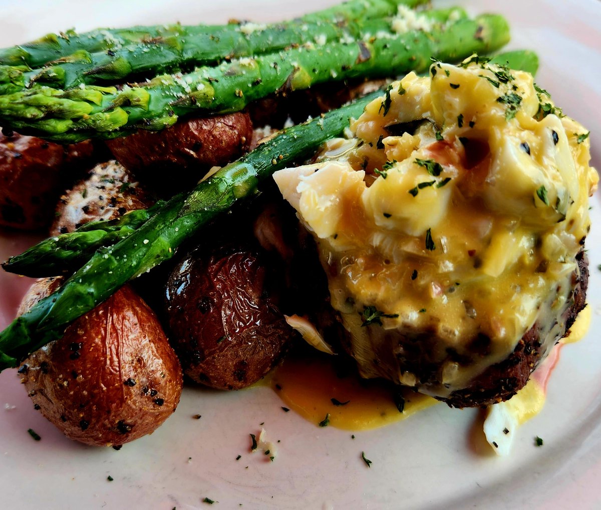 It is back, this weekend's special is filet Oscar!! Hand cut filet mignon cooked your way and topped with crab meat, béarnaise and grilled asparagus served with roasted red potatoes. Don't miss this one.
#specials #reelbar #putinbay