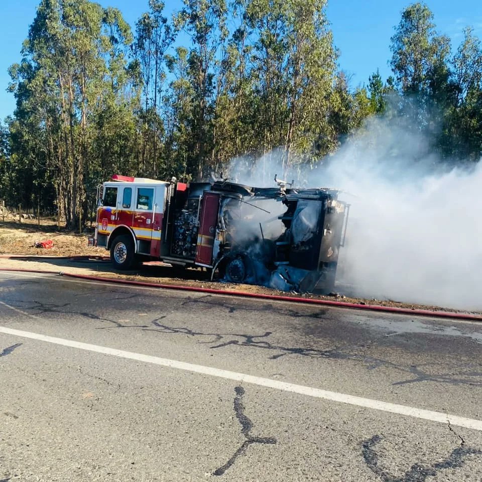 Pabl0Manzanares's tweet image. #SantoDomingo. Bomberos Despacha Incendio de Vehículo. Ruta e66  altura segundo desvía de ruta.
Unidad B1 de Bomberos Santo Domingo se incendia en éstos momentos, está unidad se dirigía a una emergencia en el sector El Convento, los voluntarios se encuentran ilesos @biobio
