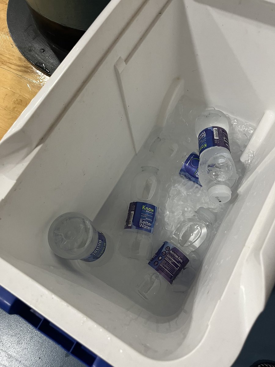 HuntUnitedBB's tweet photo. A huge shout out to @EvamorWater for keeping our girls hydrated during the season!  They love to see this blue cooler roll in with your ice cold Artesian water!  We greatly appreciate you! #Evamor #ArtesianWater #HuntUnitedBB #WeNext https://t.co/sPCeGDg308