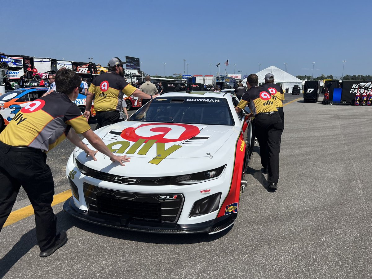 allyracing's tweet photo. Never hurts to see a few more angles at track of the throwback car. Does it Kevin Hamlin? https://t.co/l3dmOslvxw