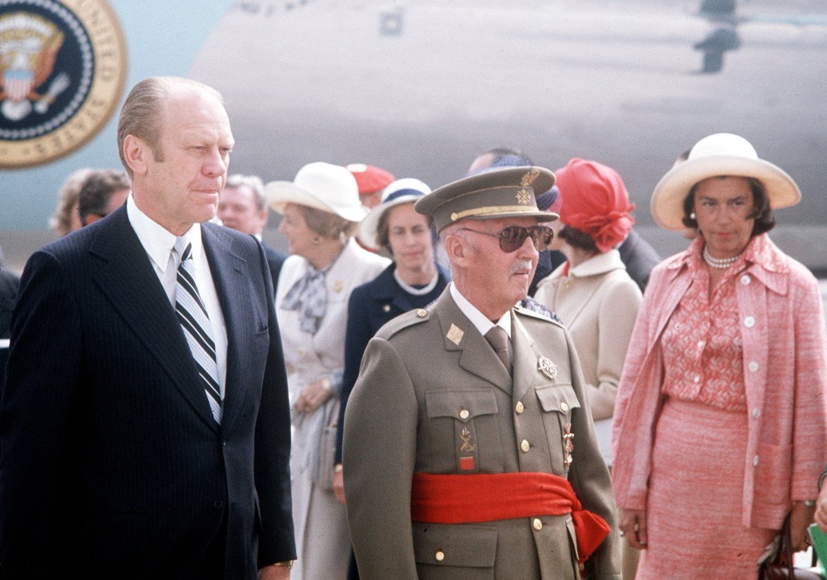 GuillermoRocaf1's tweet photo. #Franco con los tres Presidentes de los EEUU que visitaron España (Eisenhower, Nixon y Ford).
Fotos en el aeropuerto de Barajas, con el "Aire Force One" de fondo. 
Una época donde los Presidentes de los EEU venían a España a reunirse con el Jefe del Estado español.
Ahora @sanchezcastejon va a los Estados Unidos a humillarnos y lo reciben en el aeropuerto los diplomáticos españoles. Qué imagen +patética.