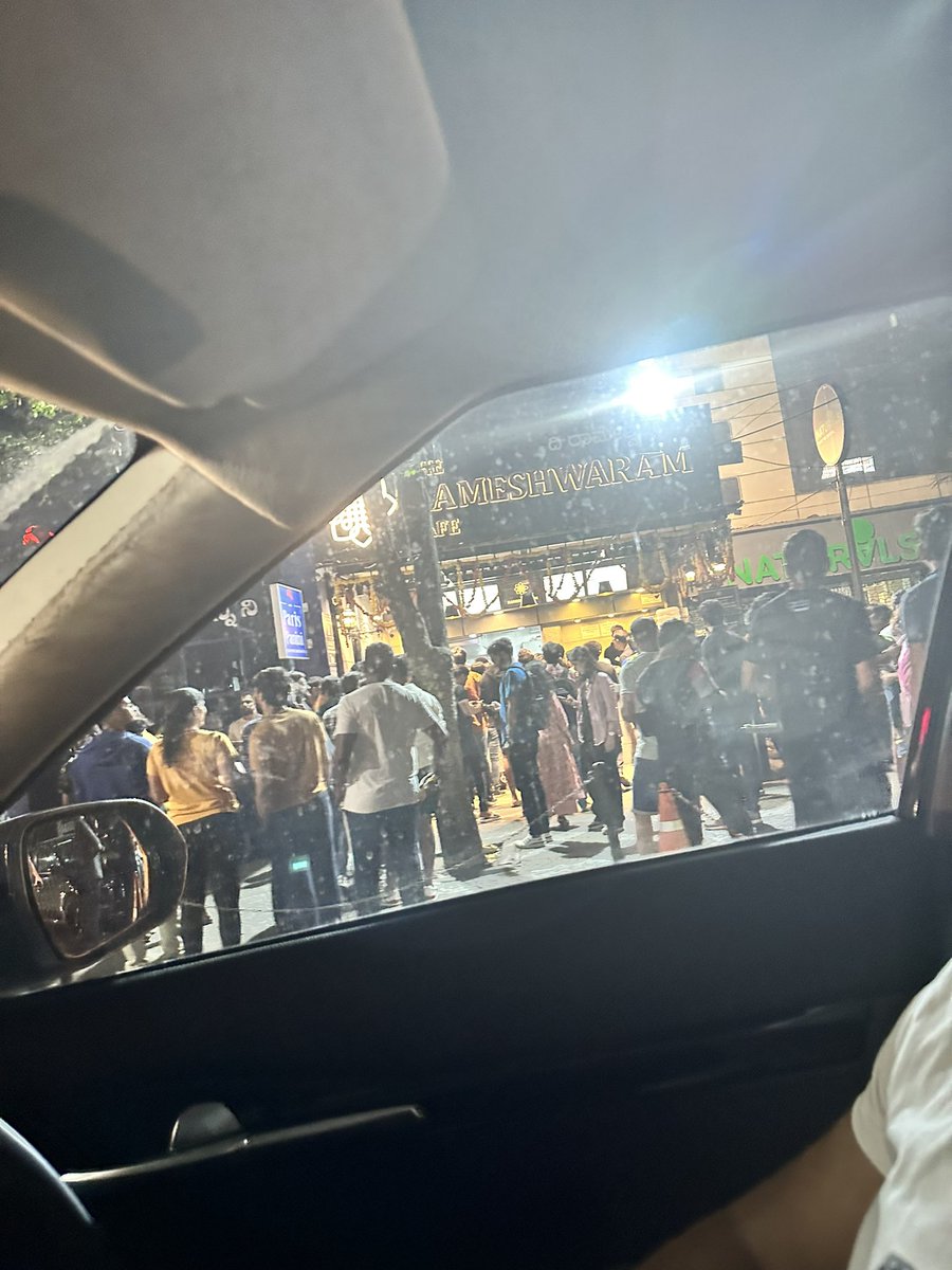 Aish_G_'s tweet photo. The one place that never sleeps? #rameshwaramcafe @RameshwaramCafe #bengaluru https://t.co/85eeRDOtvv