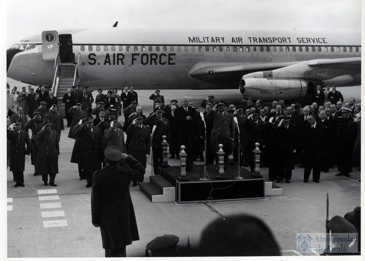 GuillermoRocaf1's tweet photo. #Franco con los tres Presidentes de los EEUU que visitaron España (Eisenhower, Nixon y Ford).
Fotos en el aeropuerto de Barajas, con el "Aire Force One" de fondo. 
Una época donde los Presidentes de los EEU venían a España a reunirse con el Jefe del Estado español.
Ahora @sanchezcastejon va a los Estados Unidos a humillarnos y lo reciben en el aeropuerto los diplomáticos españoles. Qué imagen +patética.