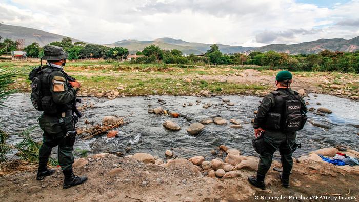 prensaClCPC's tweet photo. #ATENCIÓN | Venezuela despliega más de 1.000 policías en la frontera con Colombia. El régimen venezolano asegura que en la zona se ha incrementado "la violencia criminal", por lo que envió un contigente de "seguridad ciudadana" para contrarrestar esas acciones. #Noticias24 https://t.co/5FaNLOjhRW