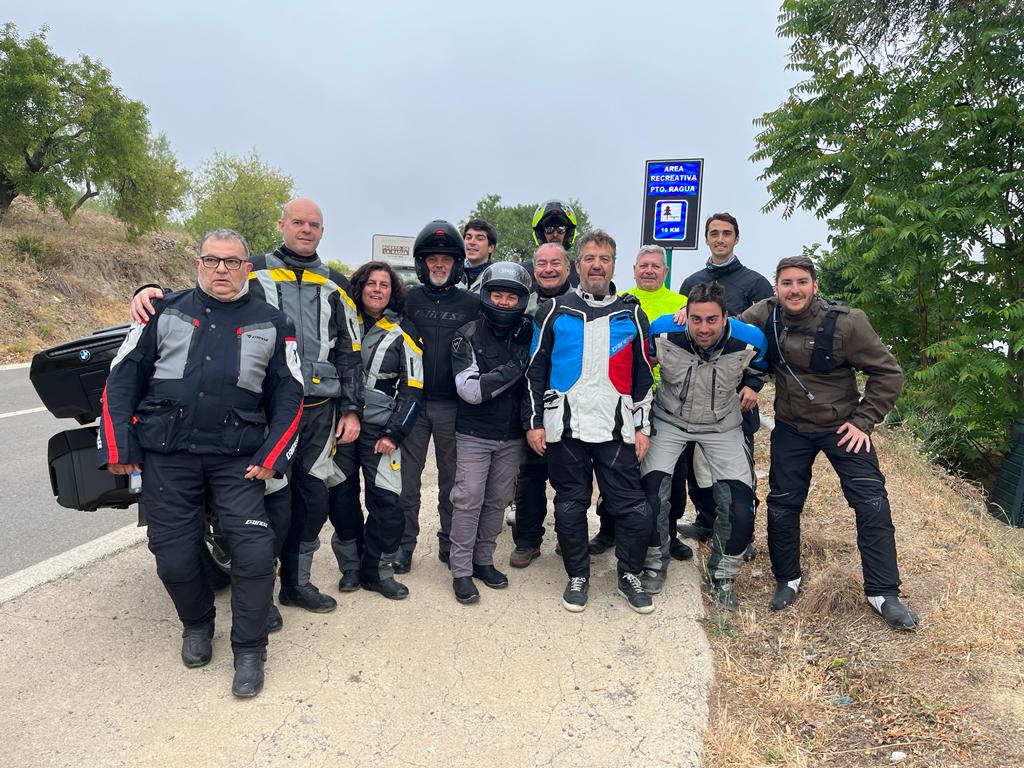 DosRodes's tweet photo. Hoy, parte de nuestro 🔥EQUIPAZO de DOS RODES🔥 ha llegado a Almería desde Málaga, traspasando la histórica región de Las Alpujarras... ¡¡ UN VIAJE DE MÁS DE 400 KILÓMETROS 😵‍💫!! Descansad equipo que mañana os espera la ruta hacia Cartagena. ¡Fuerza y mucho ánimo !

#puntapunta https://t.co/owg8BnIhEX