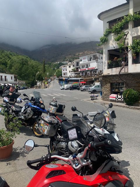 DosRodes's tweet photo. Hoy, parte de nuestro 🔥EQUIPAZO de DOS RODES🔥 ha llegado a Almería desde Málaga, traspasando la histórica región de Las Alpujarras... ¡¡ UN VIAJE DE MÁS DE 400 KILÓMETROS 😵‍💫!! Descansad equipo que mañana os espera la ruta hacia Cartagena. ¡Fuerza y mucho ánimo !

#puntapunta https://t.co/owg8BnIhEX