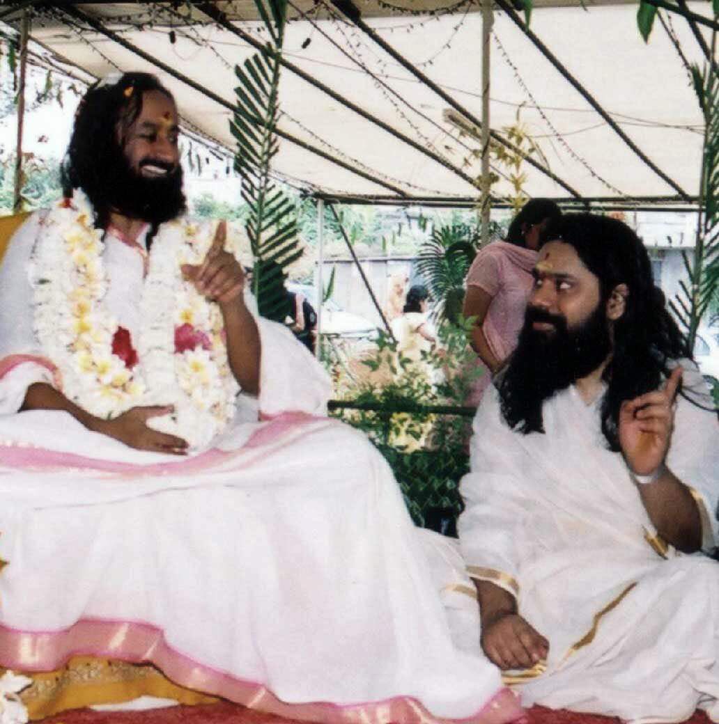 AOLSwamiji's tweet photo. How to wish #HappyBirthdayGurudev to the One who is teaching millions that “The spirit has no birth or death. There is something deep inside of you that was never born and that never will die. You are the unblemished, pure eternal Self. Knowing this, you will walk like a King” 🙏 https://t.co/MHrhp6FM1D
