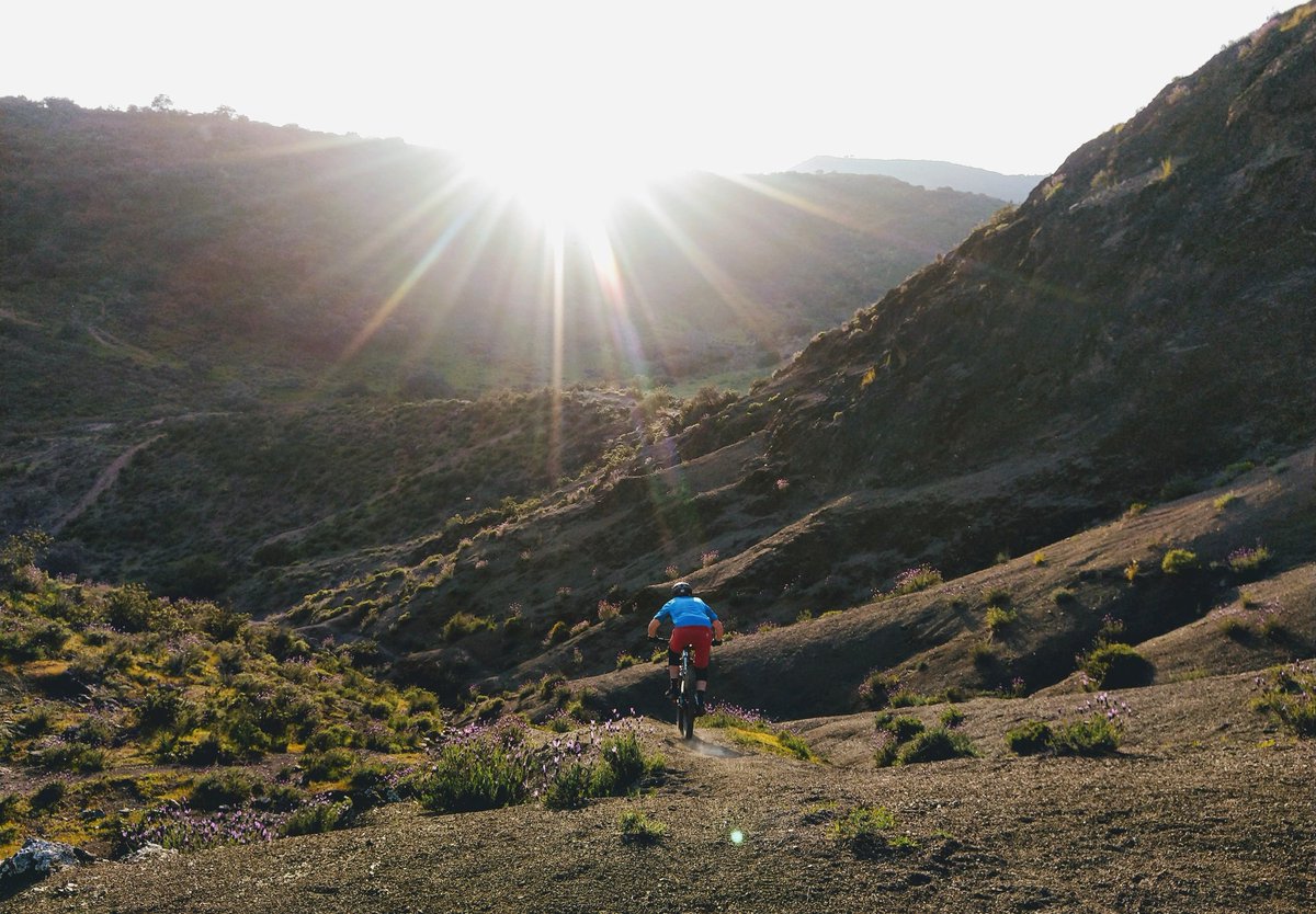 Sir_Arthur4ever's tweet photo. Salidas vespertinas
#mtb #mountains #goldenhour #lightbro #landscape #spring https://t.co/9Z0gCKeeNr