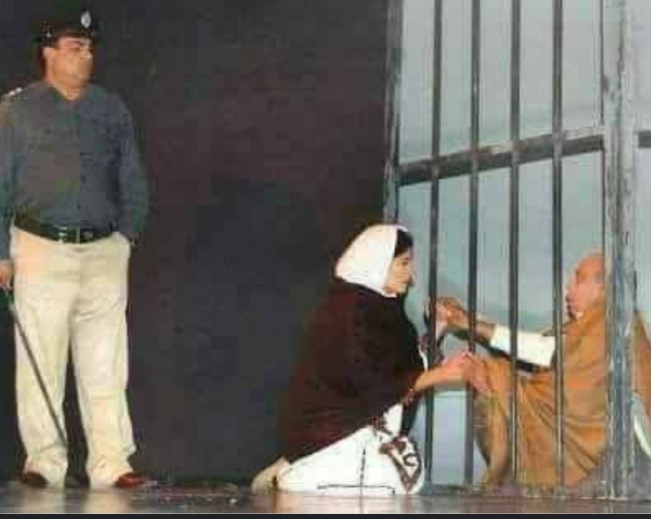 ElsaZRashdi's tweet photo. #BenazirBhutto, on her last meet-up with her father Shaheed Zulfikar Ali Bhutto, wished to hug him for the last time before his execution (Judicial Murder) but she wasn't allowed to do so. 

They didn't even allow BB to greet her father for the last time.

#OneLandTwoLaws. https://t.co/zhFz88EOyD