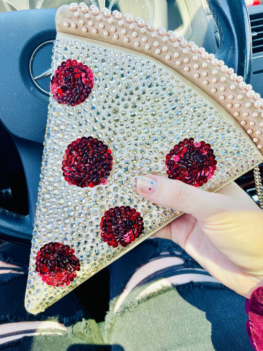 A little girl walking by me in a parking lot was so taken by the pizza purse she tripped on a speed bump and fell. 

This bag is so amazing it’s a public safety hazard ⚠️
