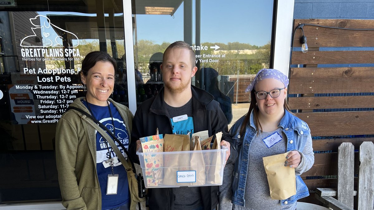 ICKCConnections's tweet photo. We took a trip to THREE local animal shelters to donate bags of our broken dog treats to the homeless pets and rescues 🐾 It not only made their day but our students as well!

#community #adoptdontshop #pawsabilities #pawskc #adultswithdisabilities https://t.co/7Myh3vZT4S