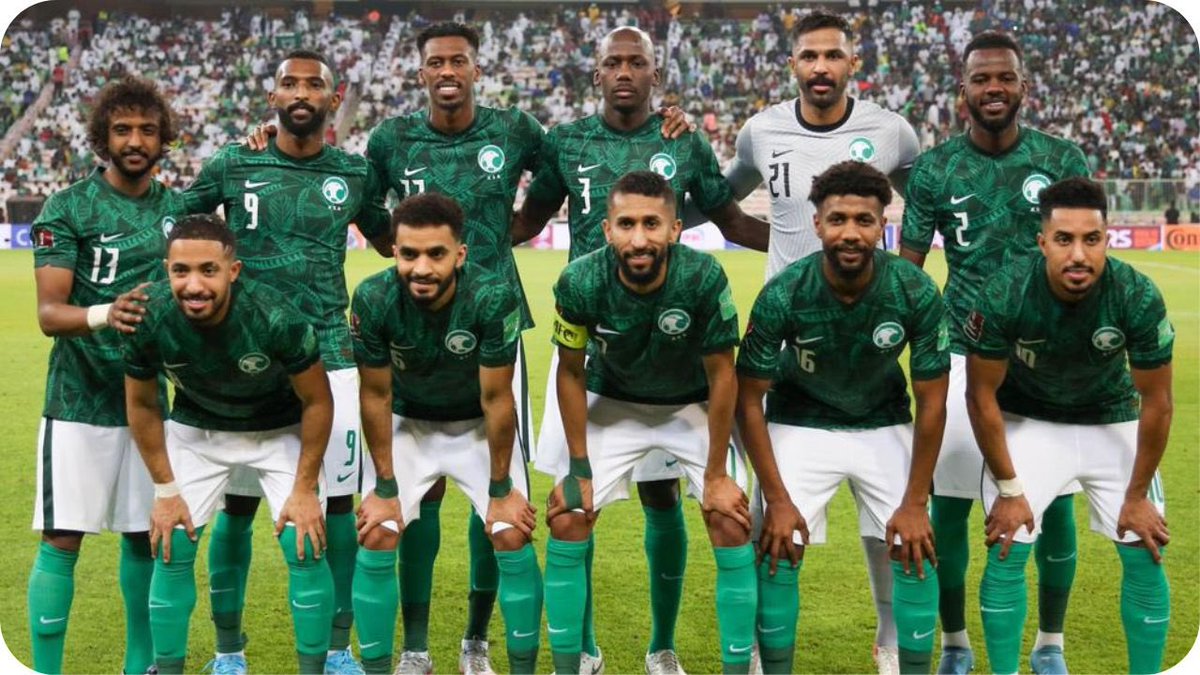 ayman_kasheet's tweet photo. 💢 استراتيجية السعودية الحديثة في تطوير الدوري و المنتخب⁉️

⚽️ كيف تطور المنتخب السعودي لكرة القدم في السنوات العشر الماضية؟

تطور أي منتخب كرة قدم يتطلب عدة عوامل منها خلق استراتيجية كاملة تتضمن دعم جميع الفئات السنية من أندية و منتخبات لكي يتم دعم الفريق الأول بأفضل المواهب. هذه إحدى الاستراتيجيات التي تم اتباعها في السنوات السابقة من قبل الكثير من البلدان و أولها السعودية التي استطاعت تطوير المنتخب الأول ليصبح أحد أفضل ثلاث منتخبات في قارة آسيا خلا السنوات العشر السابقة.

⚽️ إذاً لماذا لم يتأهل المنتخب السعودي لدور ال16 في كأس العالم قطر22 رغم فوزه على منتخب التانغو بقيادة ميسي؟

في الحقيقة الاستراتيجية التي ذكرتها باختصار سابقاً لم تكن كافية لوصول المنتخب السعودي لدور ال 16 في كأس العالم قطر 22 أو لمصاف المنتخبات الأولى عالمياً على غرار المنتخب المغربي ويعود هذا حسب رأي لأحد السببين التاليين:

1. عدم وجود لاعبين سعوديين محترفين في الدوريات الأوربية يمتلكون مهارات كروية عالية و مستوى متطور في الجانبين البدني و التكتيكي.

2. عدم وصول الدوري السعودي نفسه للمستوى الذي من الممكن أن يصنع لاعبين قادرين على لعب عدة مباريات في وقت قصير مع منتخبات من عدة مدراس كروية كالمدرسة الأوربية ومدرسة الكونكاكاف.

كلنا نذكر أن المنتخب السعودي في كأس العالم فاز على الأرجنتين بطلة العالم في مباراة لن تُنسى… و لكن للأسف لم يستطع المنتخب مواصلة تقديم ذات المستوى أو حتى مستوى قريب  منه ضد المكسيك و بولندا و هذا يعود إلى عدم قدرة اللاعب السعودي على اللعب في مستوى ورتم أعلى من ما تعود عليه في الدوري السعودي فتعرض اللاعبين لإجهاد بدني كبير عرض بعضهم للإصابات و البعض الآخر فقد التركيز في مراحل عديدة من مباراة بولندا و المكسيك تسببت في عدة أهداف.

⚽️ إذاً ماهو الحل لمواصلة ما انتهى عنده المنتخب السعودي في كأس العالم قطر22؟

الحل بكل بساطة هو ما يقوم به الاتحاد السعودي لكرة القدم و وزارة الرياضة حالياً من خطة استراتيجية مكملة للخطط السابقة وذلك من خلال جعل الدوري السعودي و الأندية السعودية أقوى فنياً و اقتصادياً و إعلامياً. الاستراتيجية تتضمن بالطبع عدة أهداف و خطوات تفيد البلد بعدة مجالات و لكن رياضياً كانت أول خطوة في تعاقد نادي النصر مع كريستيانو رونالدو و أيضاً الخطوة الثانية القادمة بشكل شبه مؤكد وهي تعاقد نادي الهلال مع ليونيل ميسي ليكونا حجر الأساس لتدفق العديد من اللاعبين العالميين في المستقبل القريب من مختلف الدوريات العالمية و من مختلف المدارس الكروية إلى الدوري السعودي و بالتالي في المقام الأول تطوير اقتصاد كرة القدم في السعودية الذي سيعود بكثير من الأموال و الاستثمارات عليها وعلى شعبها، و مايتم صرفه الآن من أموال يراها البعض ضخمة جداً سوف تعود لخزينة السعودية بمئات الأضعاف.

⚽️ ما علاقة كل هذا في تطوير المنتخب السعودي؟

الدوري السعودي سيجذب أفضل اللاعبين في العالم و بالتالي توافد الأفضل منهم للأندية السعودية و هذا يعني أن الدوري السعودي سيصبح أفضل و أقوى و بالتالي اللاعب السعودي سيرتفع مستوى أدائه الفني و التكتيكي و البدني وسيمتلك المنتخب السعودي في العشر سنوات القادمة لاعبين قادرين على تحمل الاجهاد وضغط المباريات المكثفة في كأس العالم و مواجهة أفضل المنتخبات العالمية.

⚽️ كيف ستمتلك السعودية منتخب أقوى من دون تواجد لاعبين محترفين في الدوريات الأوروبية على غرار لاعبي المنتخب المغرب؟

في الحقيقة يجب أن لاننكر أن تواجد لاعبين سعوديين محترفين في الدوريات الاوروبية سيجعل المنتخب السعودي اكثر قوة ولكن كما يقول أخوتنا المصريين وحدة وحدة، فمع تحقيق الاستراتيجية الحالية لأهدافها سيصبح اللعب في الدوري السعودي بحد ذاته احتراف بالنسبة للاعب السعودي ومثال على ذلك المنتخب الإنكليزي جميع لاعبيه يلعبون في الدوري الإنكليزي. ولكن حتى لا يقول البعض بأن المقارنة مبالغ بها فأنا أقول أن تطور الدوري السعودي خلال العشر سنوات القادمة سيفتح الباب أمام استراتيجية جديدة وهي تصدير اللاعبين السعوديين إلى الدوريات الأوروبية بعد أن يكون اللاعب السعودي قد أصبح أكثر نضجاً تكتيكياً وأكثر أبداعاً مهارياً و أكثر مقدرة بدنياً….

كل الشكر و اعتذر على الإطالة…
الكوتش أيمن!
طالب ماستر في علوم الرياضة و التغذية في جامعة غوثينبرغ في السويد - مدرب كرة قدم UEFA C

#روشن #الهلال #الهلال_الوحده #الهلال_والوحدة #الدوري_السعودي 
#ميسي_هلالي #النصر #كريستيانو_رونالدو 
#aymankasheet